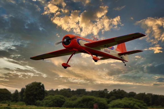 Sukhoi SU-26MM im Abendhimmel