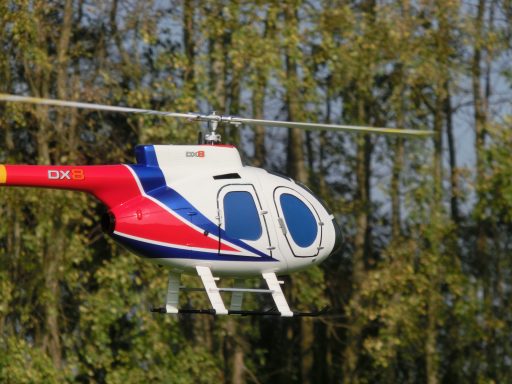 Hughes 500 im Landeanflug